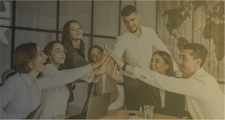Equipo de profesionales trabajando unido